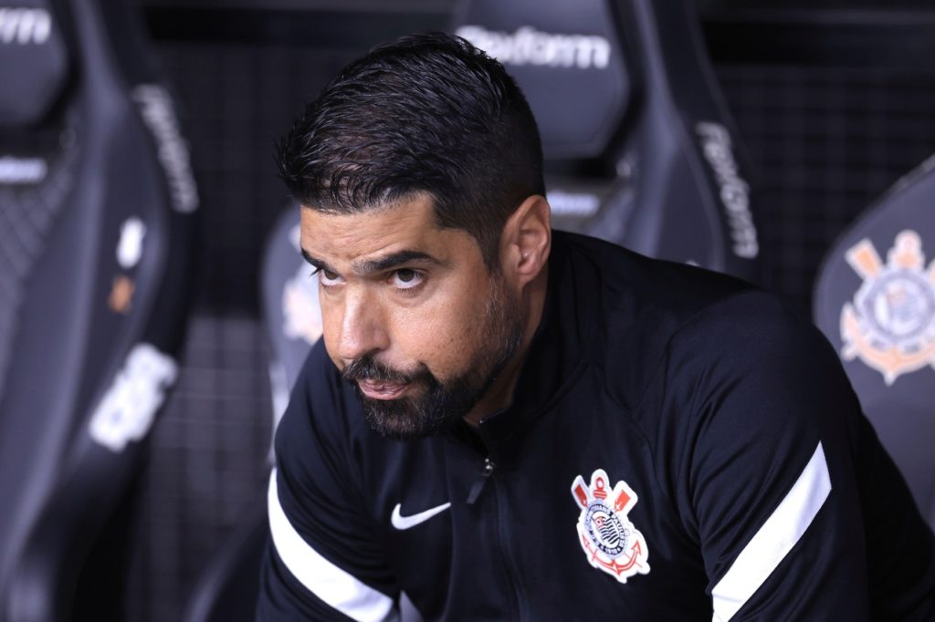 António-Oliveira-Corinthians-Jogo-2X9R1E4 António Oliveira, do Corinthians, observa o time durante um jogo da rodada do Brasileirão.
