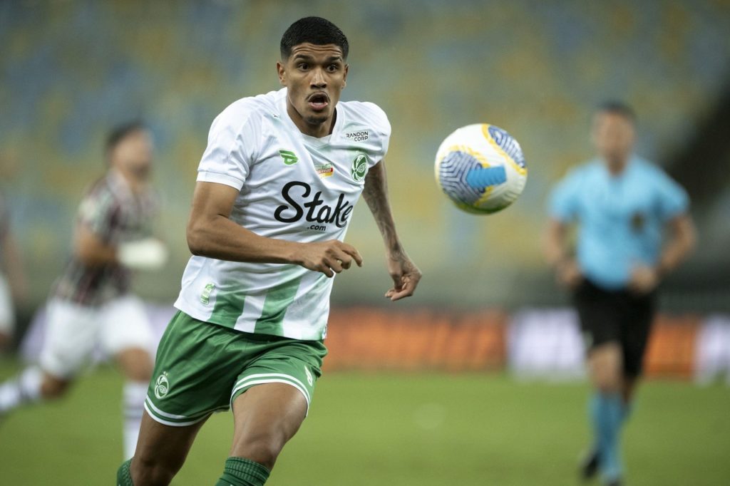 Lucas-Barbosa-Juventude-Jogo-2X9RCNM Lucas Barbosa, do Juventude, correndo atrás da bola em um dos jogos do time pelo Brasileirão de 2024.