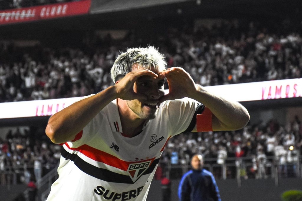 Calleri-São-Paulo-Jogo-2X9T5WK Calleri, do São Paulo, comemorando um dos gols marcados pelo time sobre o Cruzeiro no Brasileiro.