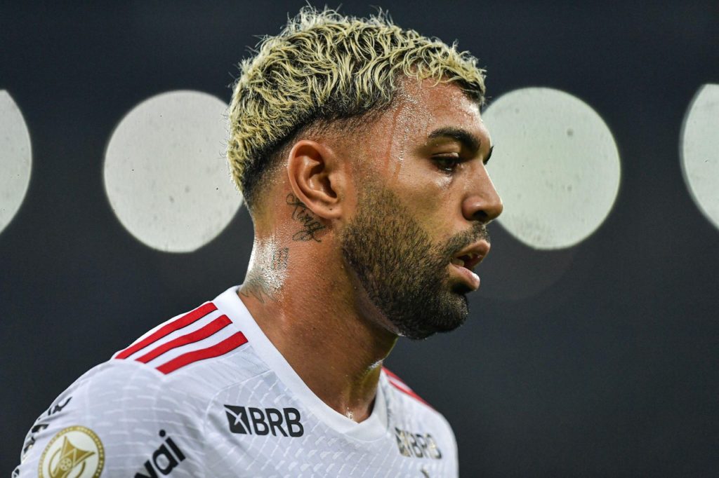 Gabigol-Flamengo-Jogo-2X9TJ7M Gabigol, do Flamengo, observando a disputa em um jogo do time na temporada de 2024.