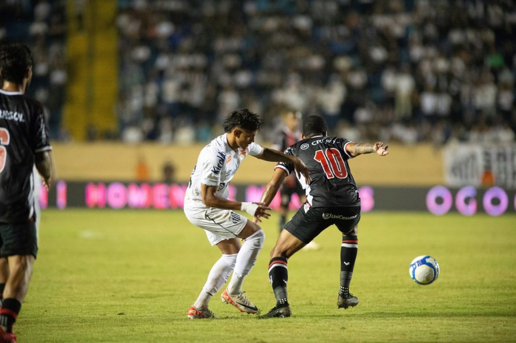 Gustavo-Bochecha-Botafogo-SP-Jogo-2XA29HH Gustavo Bochecha, do Botafogo-SP, tenta sair jogando, mesmo marcado, em um jogo do time pelo Brasileirão Série B.