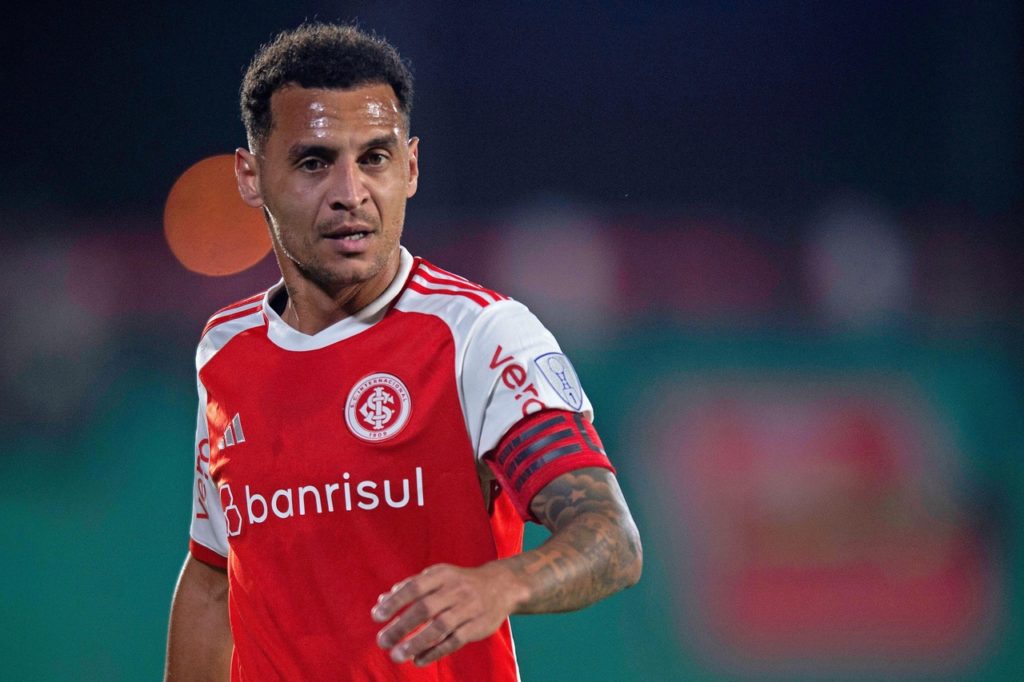 Alan-Patrick-Internacional-Jogo-2XA7CKA Alan Patrick, do Internacional, observa o jogo do time na temporada de 2024.