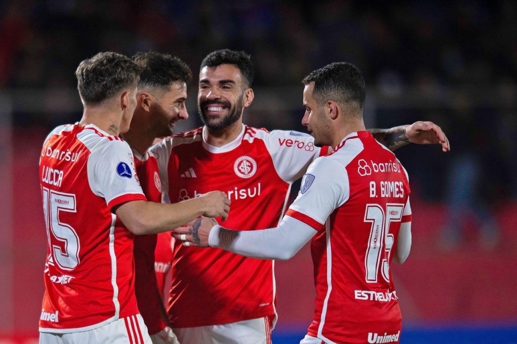 Bruno-Henrique-Internacional-Jogo-2XA7GJX Bruno Henrique, do Internacional, comemora com os companheiros um dos gols do time na Copa Sul-Americana.