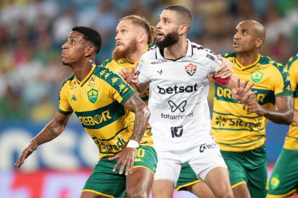 Jogadores-Cuiabá-Fortaleza-Jogo-2XABJ6X Jogadores de Cuiabá e Vitória observam a bola em uma jogada durante o confronto entre as equipes.
