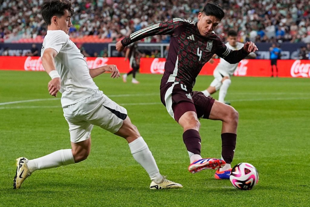 Pellistri-Uruguai-Jogo-2XABY0Y Pellistri, do Uruguai, disputa a bola com o jogador do México durante amistoso.