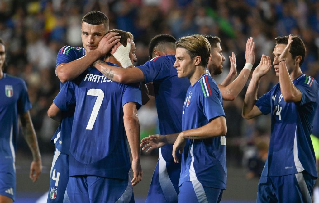 Jogadores-Itália-Jogo-2XAYR08 Jogadores italianos comemorando o gol da vitória em amistoso da selação.