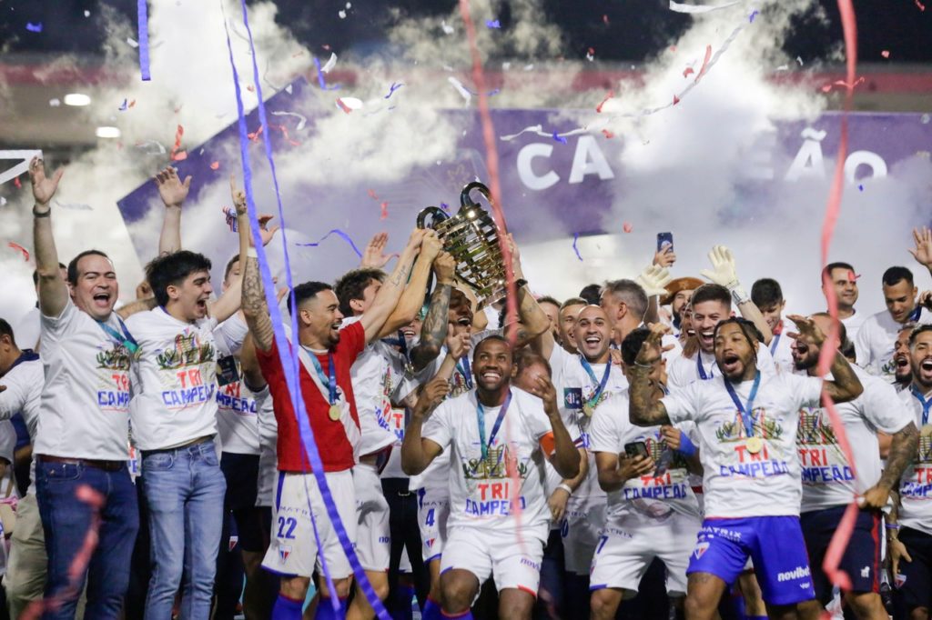 Jogdores-Fortaleza-Jogo-2XB0CMC Jogadores do Fortaleza levantando o troféu da Copa do Nordeste.
