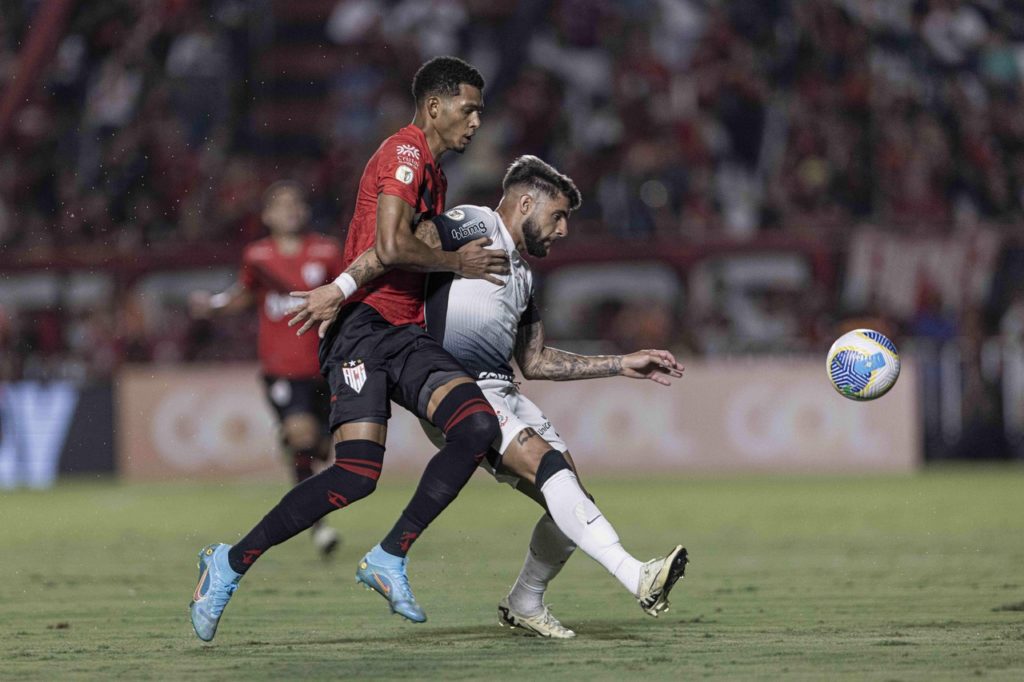 Yuri-Aberto-Corinthians-Jogo-2XBD7FR Yuri Alberto, do Corinthians, tentando dominar uma bola, mas está marcado por um adversário em jogo válido pelo Brasileirão de 2024.