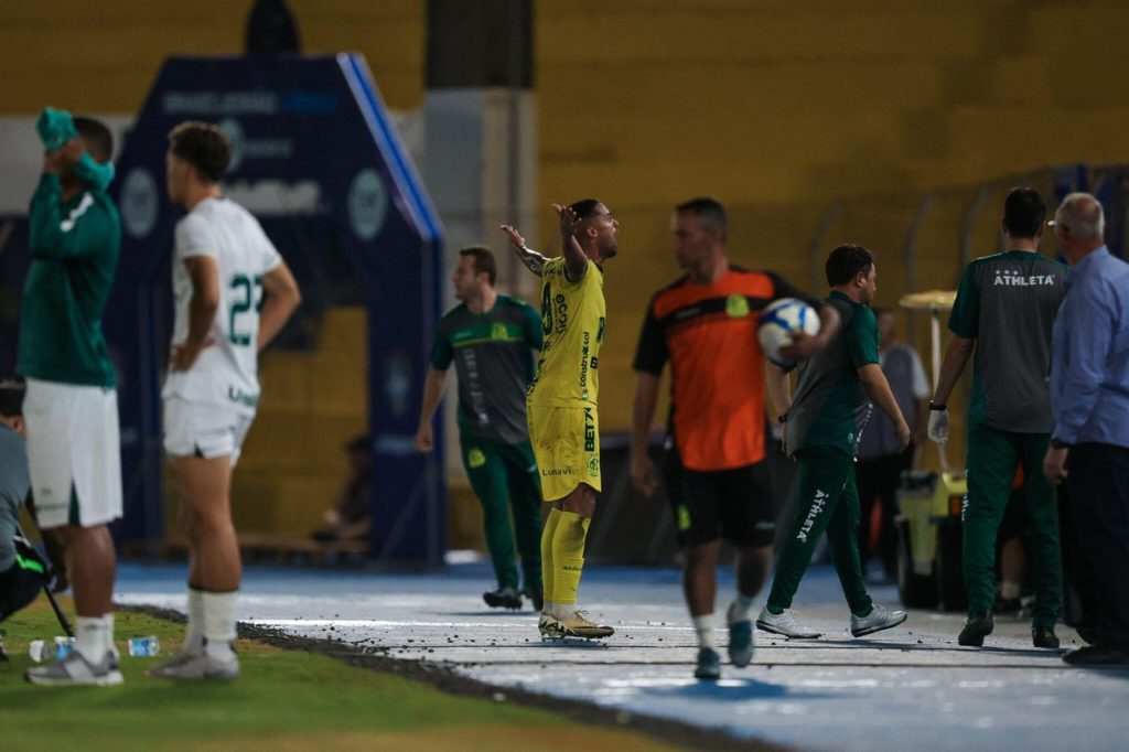 Dellatorre-Mirassol-Jogo-2XBDDH0 Dellatorre, do Mirassol, comemorando o gol marcado por ele contra o Goiás, pela Série B do Brasileirão.