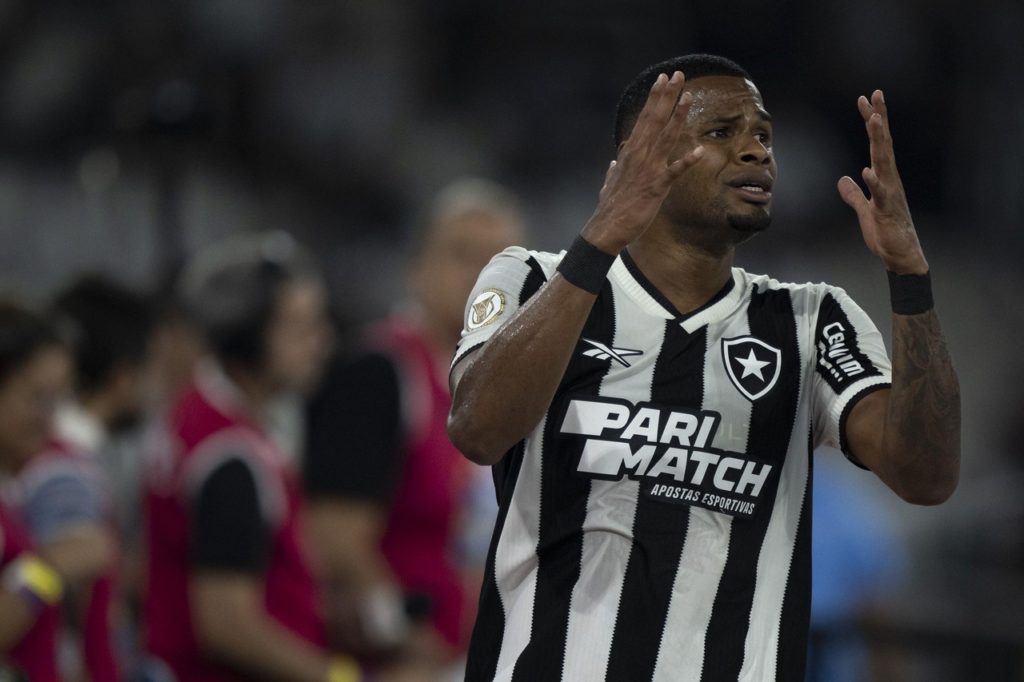 Júnior-Santos-Botafogo-Jogo-2XBEEGT Júnior Santos, do Botafogo, lamentando um lance durante uma partida do time na temporada.
