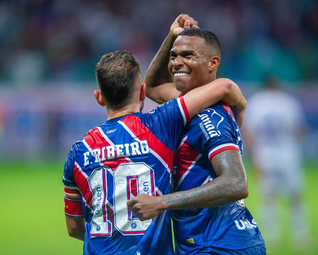 Jean-Lucas-Bahia-Jogo-2XC06CE Jean Lucas, do Bahia, abraçando o companheiro depois de marcar um gol pelo clube.