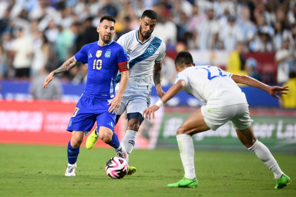 Messi-Argentina-Jogo-2XC721C Messi, da Argentina, tenta fazer uma jogada em um jogo de sua seleção na temporada de 2024.