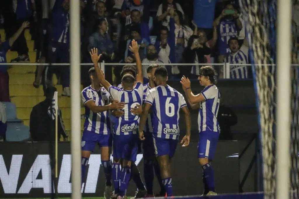 Jogadores-Avaí-Jogo-2XC7B3J Jogadores do Avaí comemorando um gol do time no Brasileirão da Série B.