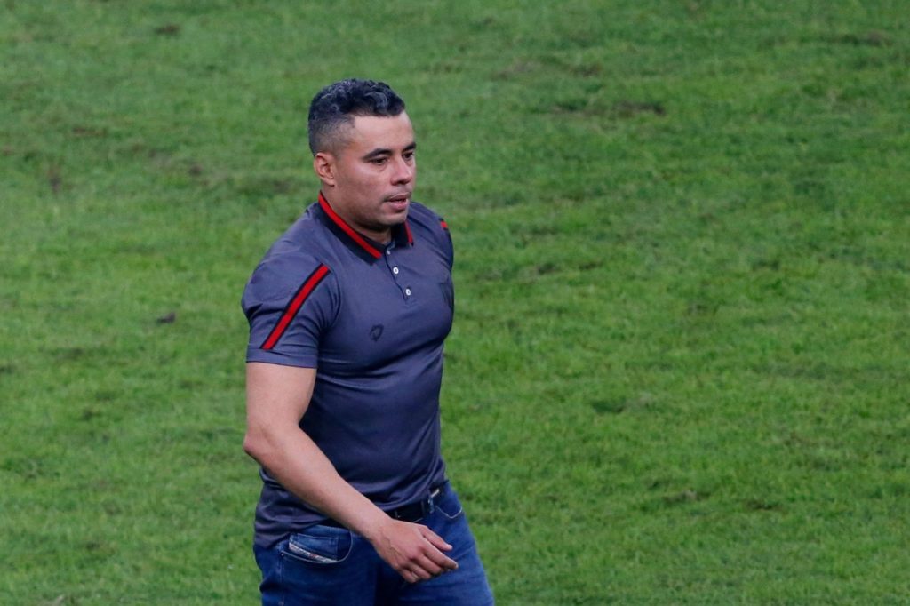 Jair-Ventura-Atlético-GO-Jogo-XCCPG0 Jair Ventura, do Atlético-GO, caminha em direção ao campo em um dos jogos do time na temporada de 2024.