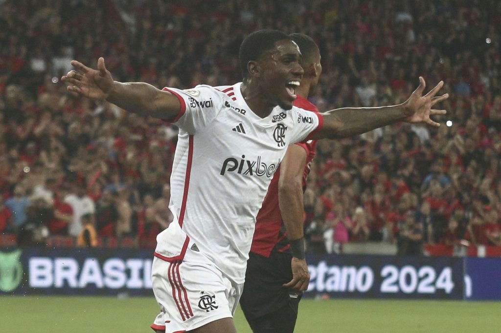 Evertton-Araújo-Flamengo-Jogo-2XCEEXF Evertton Araújo, do Flamengo, comemorando o gol de empate em um jogo do time na temporada.