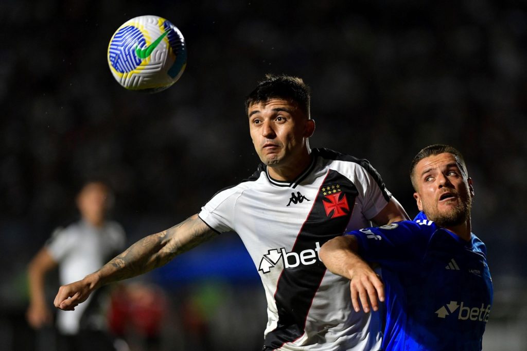 Galdames-Vasc-Jogo-2XCEXWH Galdames, do Vasco, disputa a bola com um jogador do Cruzeiro em um jogo do Brasileirão.