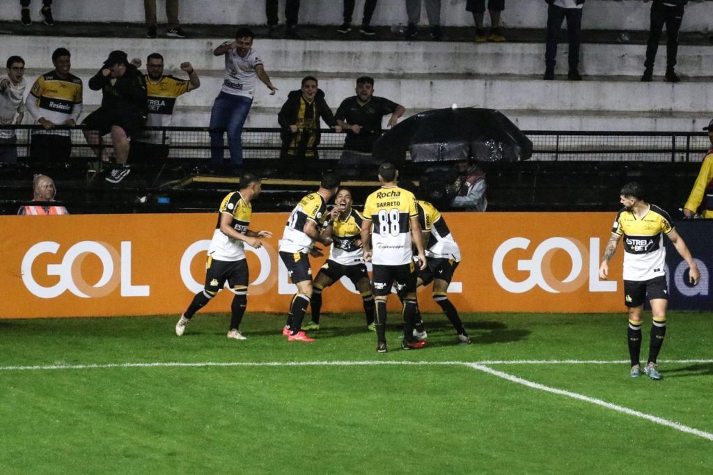 Jogdores-Criciúma-Jogo-2XCF2K3 Jogadores do Criciúma comemorando um gol do time na temporada 2024.