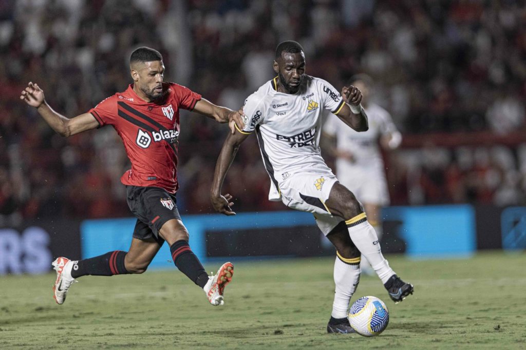 Bolasie-Criciúma-Jogo-2XD1WTN Bolasie, do Criciúma, dominando a bola em um jogo do time no Campeonato Brasileiro de 2024.