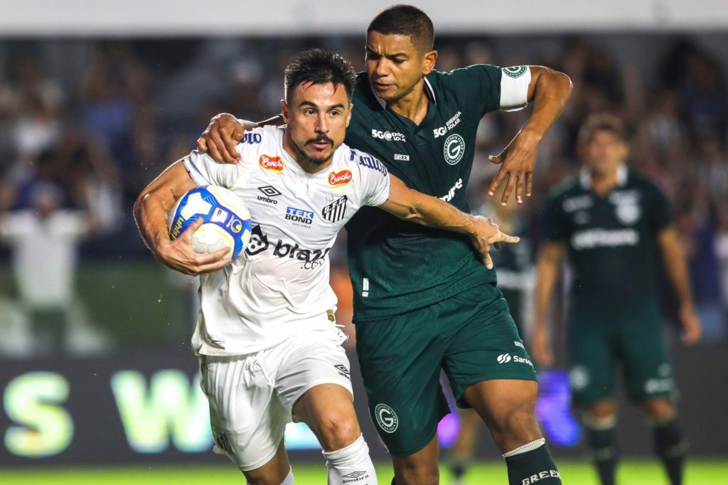Willian-Bigode-Santos-Jogo-2XD20AJ Willian Bigode, do Santos, disputa a bola com David Braz, do Goiás, em um jogo entre as duas equipes na temporada de 2024.