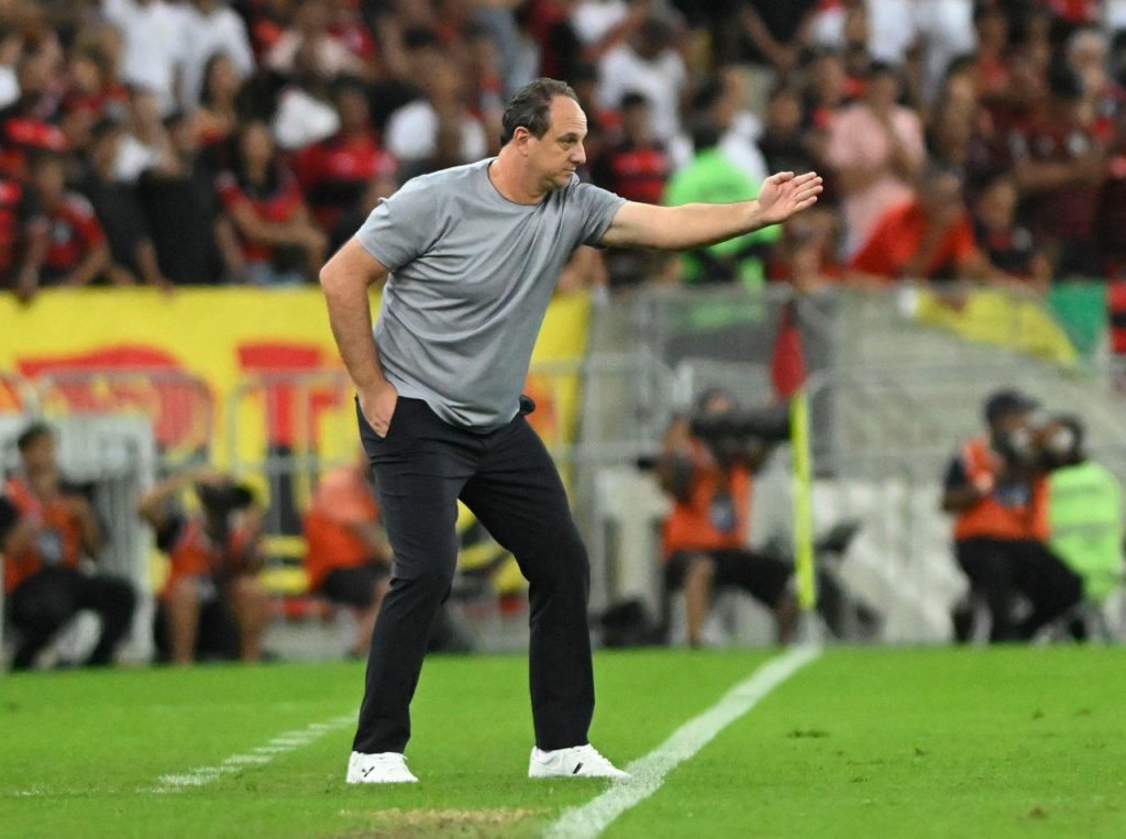 Rogério-Ceni-Bahia-Jogo-2XD79BC Rogério Ceni, orientando o time durante um jogo da temporada de 2024.