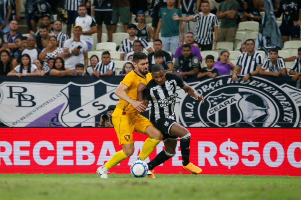 Felipe-Sport-Jogo-2XD7BM8 Felipe, do Sport, disputa a bola com um adversário em um jogo da temporada.