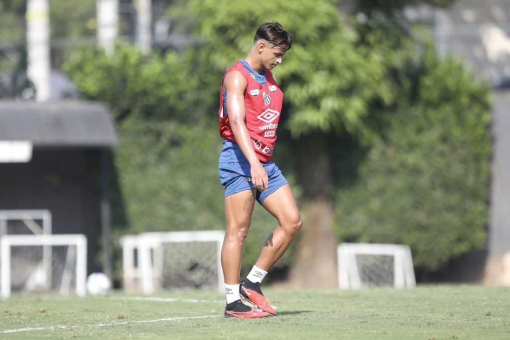 Patati-Santos-Treino-2XDAN33 Patati, do Santos, caminhando no CT do clube em uma das atividades do time antes de uma partida da temporada.