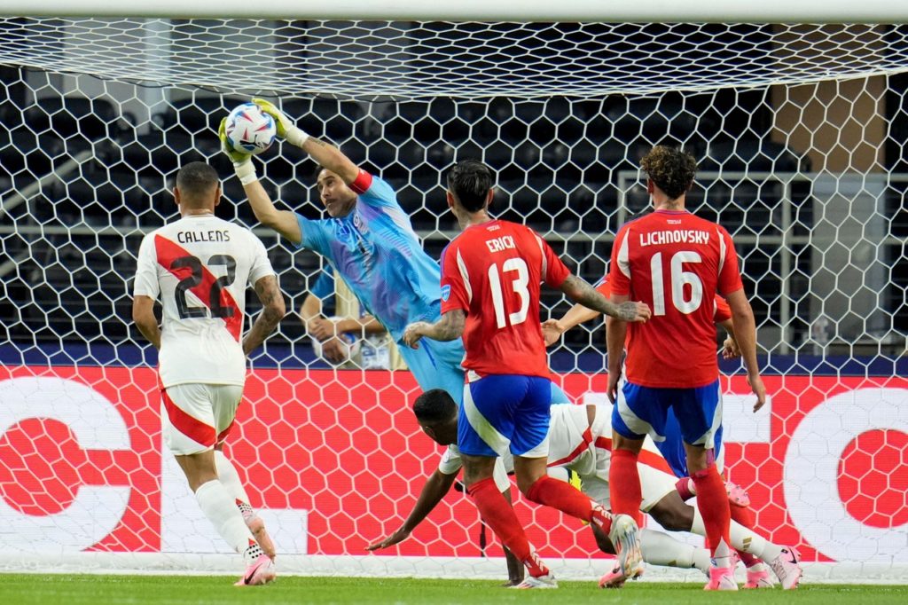 Bravo-Chile-Jogo-2XDCTRF Bravo, do Chile, fazendo uma defesa em uma das partidas da seleção na Copa América.