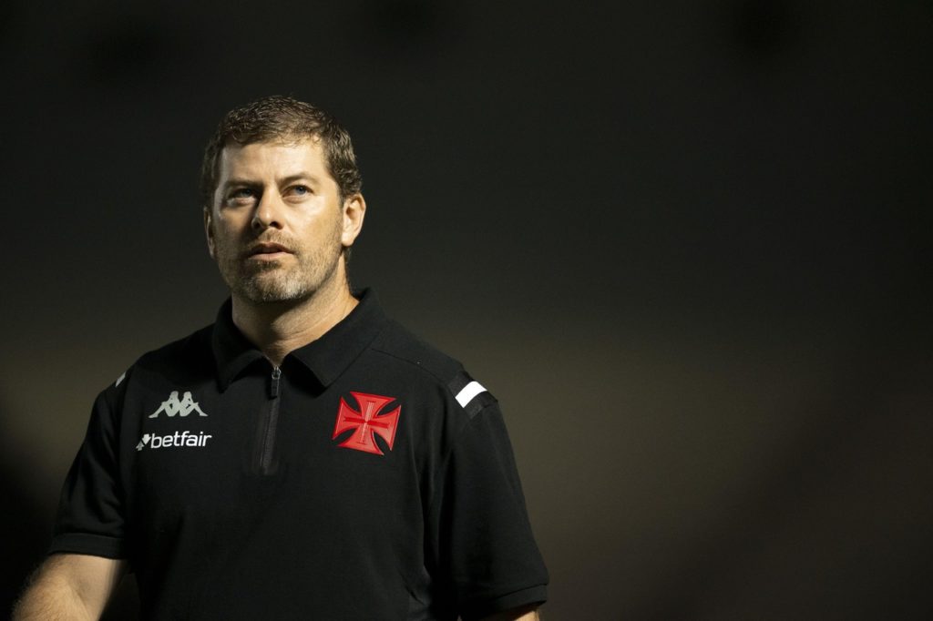 Rafael-Paiva-Vasco-Jogo-2XDGP8P Rafael Paiva, do Vasco, observa o jogo enquanto o time atua na rodada do Brasileirão 2024.