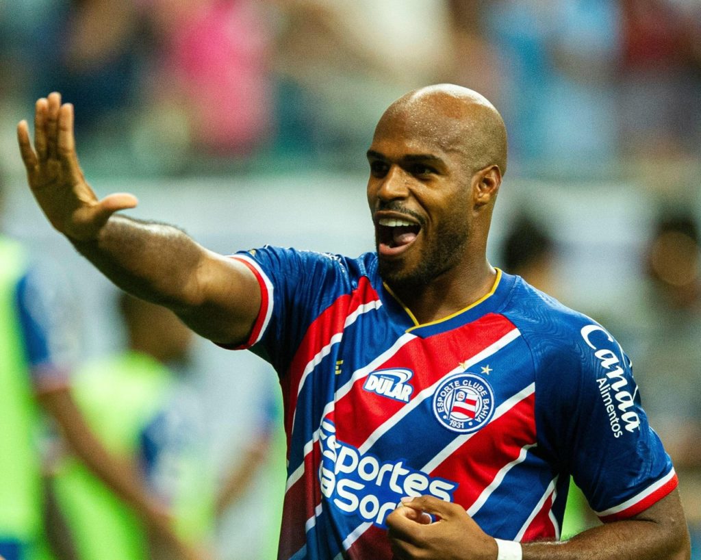Estupiñán-Bahia-Jogo-2XDMPF8 Estupiñán, do Bahia, comemorando um dos gols marcados pelo time na rodada do Brasileirão de 2024.