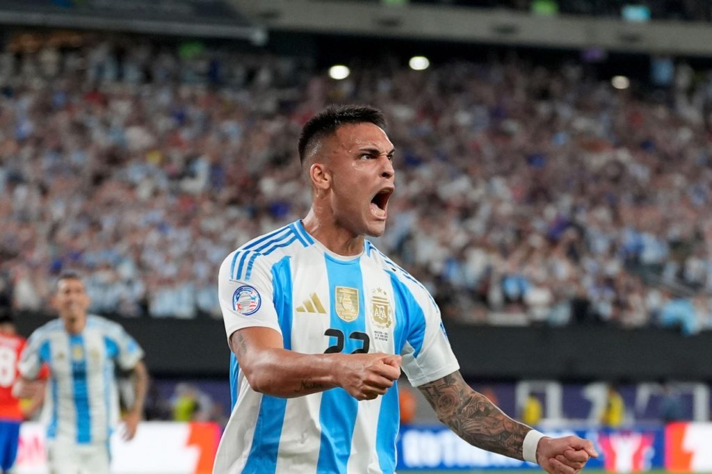 Lautaro-Martínez-Argentina-Jogo-2XE46N8 Lautaro Martínez, da Argentina, comemorando um gol marcado pela equipe em um dos jogos da Copa América de 2024.