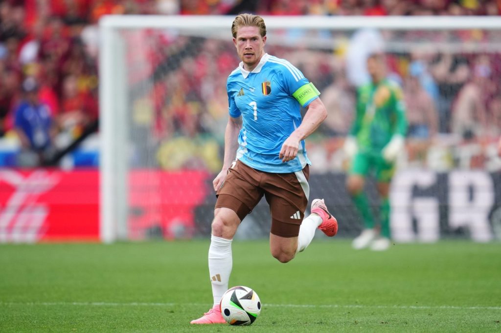 De-Bruyne-Bélgica-Jogo-2XE8R34 De Bruyne, da Bélgica, dominando a bola em um jogo da fase de grupos da Eurocopa de 2024.