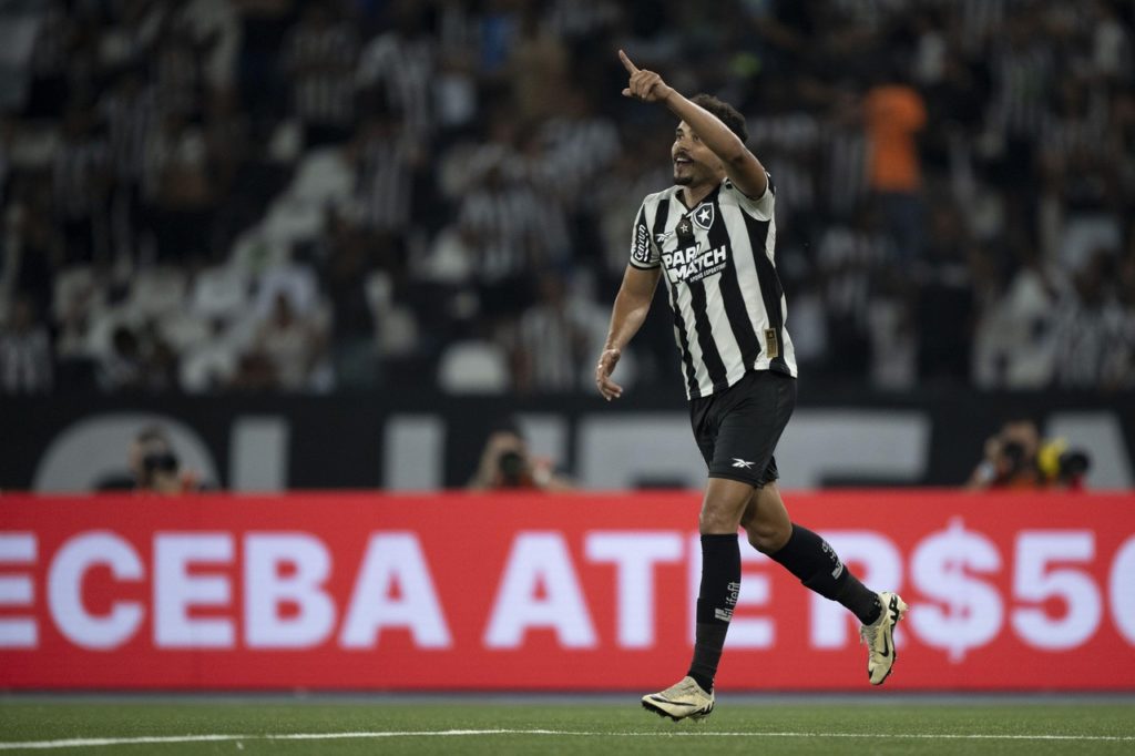 Eduardo-Botafogo-Jogo-2XEACNB Eduardo, do Botafogo, comemorando um gol do time em um jogo da temporada 2024.