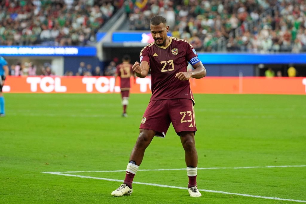 Rondón, da Venezuela, comemorando um gol marcado por ele na Copa América de 2024.