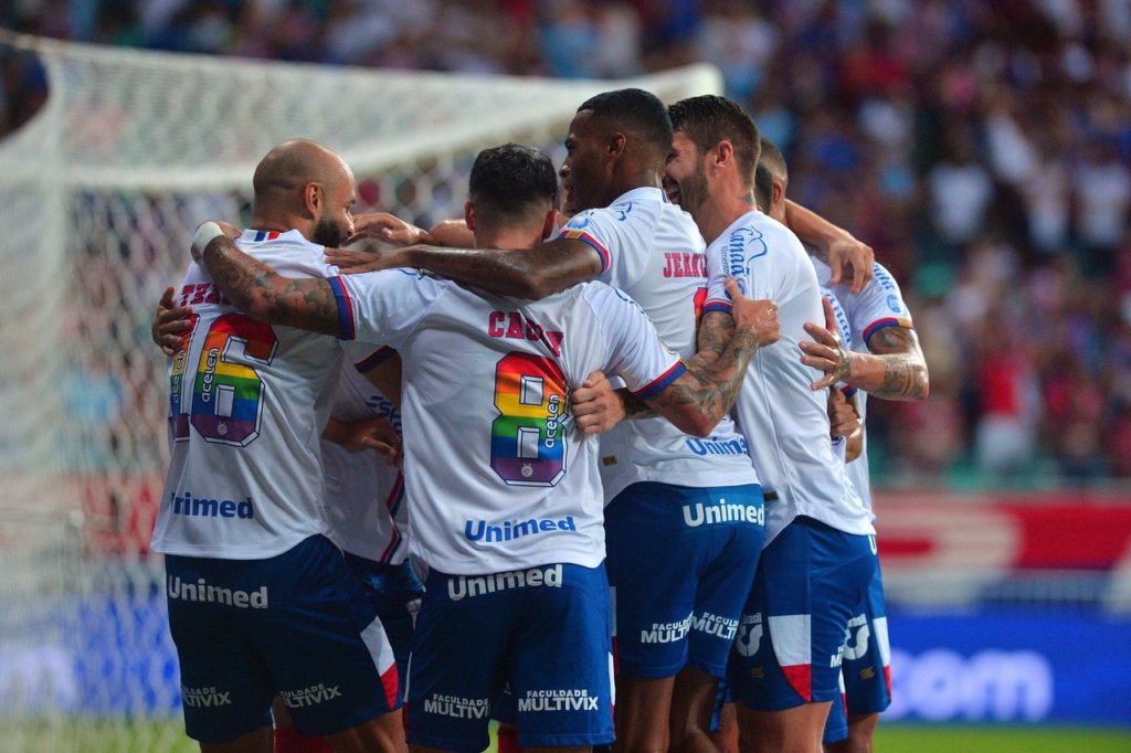 Jogadores-Bahia-Jogo-2XEB3N6 Jogadores do Bahia se abraçando durante um jogo do time na temporada.