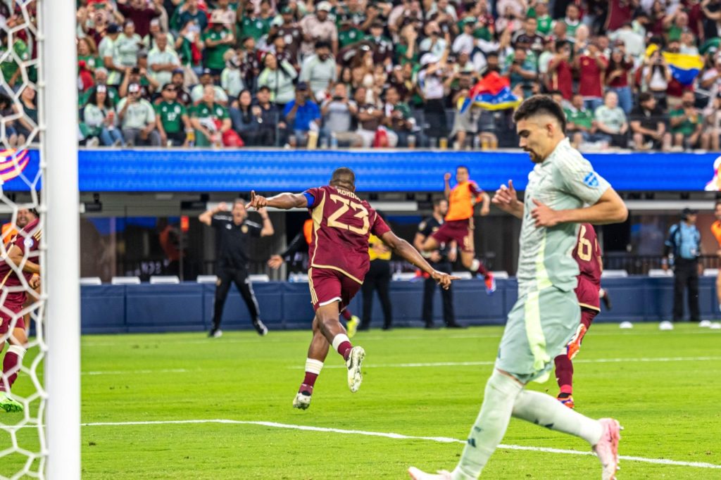 Rondón, da Venezuela, comemorando um gol da equipe em um dos jogos da Copa América.
