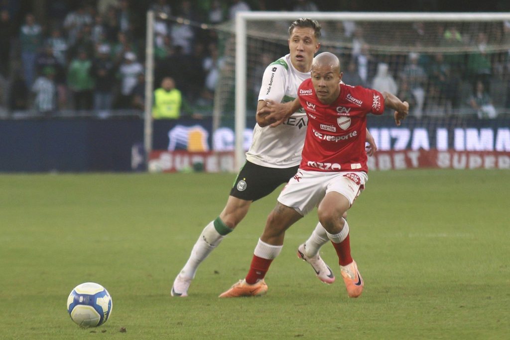 Matheus-Frizzo-Coritiba-Jogo-2XETW6J Matheus Frizzo, do Coritiba, tenta tomar a bola de Quintero, do Vila Nova, em um confronto entre as duas equipes pela Série B de 2024.