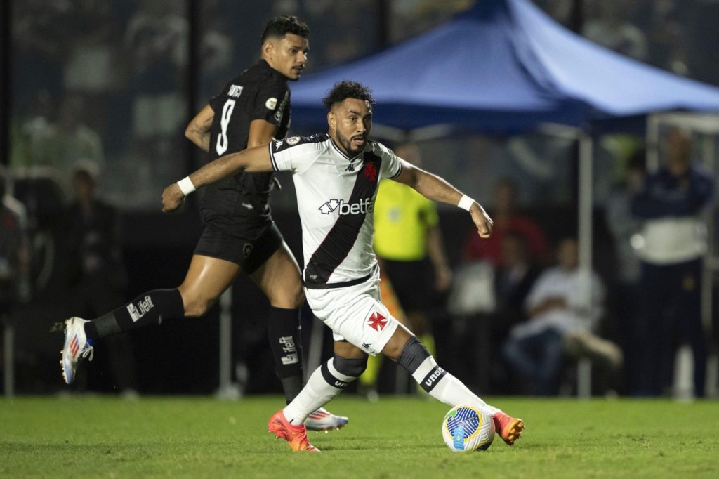 Payet-Vasco-Jogo-2XEW3H5 Payet, do Vasco, e Tiquinho Soares, do Botafogo, disputam a bola durante o jogo entre as equipes no Brasileirão de 2024.