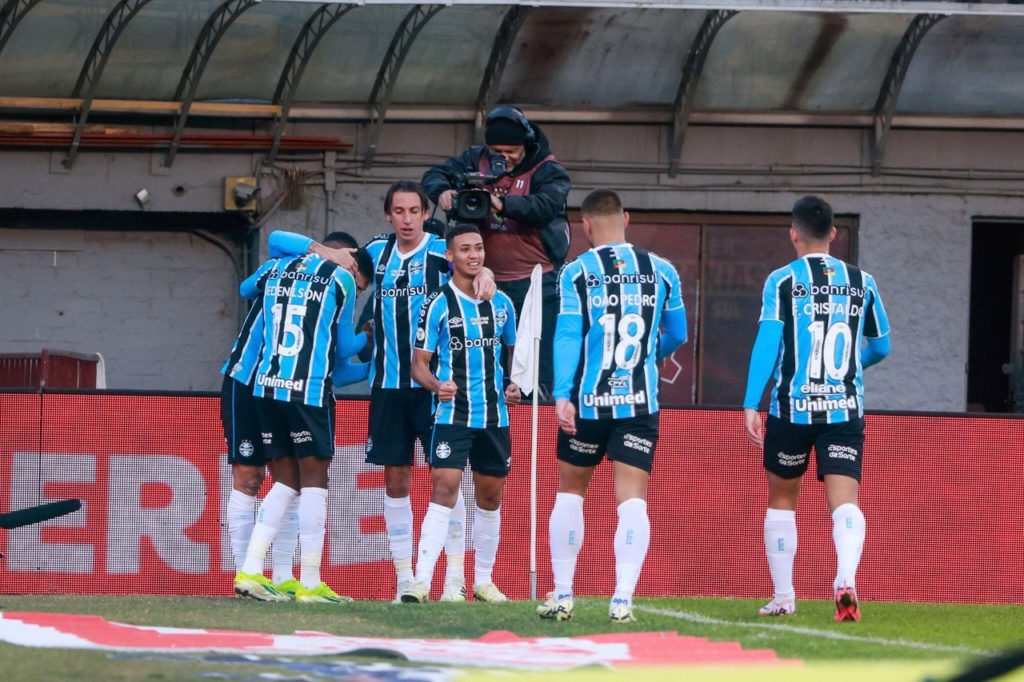 Gustavo-Nunes-Grêmio-Jogo-2XF18N4 Gustavo Nunes, do Grêmio, comemorando um gol com os companheiros em um jogo do Brasileirão de 2024.