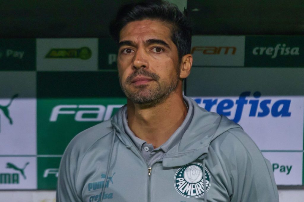 Abel-Ferreira-Palmeiras-treinador-alamy2XDMYAD Técnico Abel Ferreira no comando do Palmeiras no banco de reservas