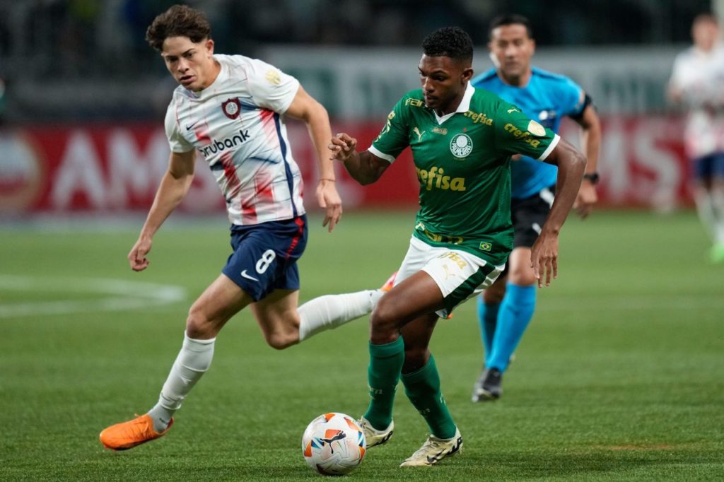 Agustin-Giay-lateral-San-Lorenzo-Palmeiras-jogo-alamy2X9CCE9 Lateral-direito Agustín Giay em ação pelo San Lorenzo em jogo contra o Palmeiras