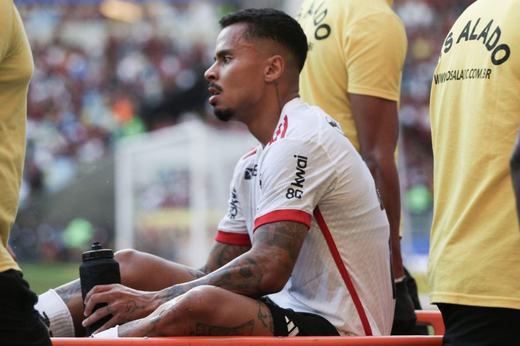 Allan-Flamengo-lesão-alamy2X9TETY Volante Allan sai de maca do Maracanã no clássico entre Flamengo e Vasco pelo Brasileirão