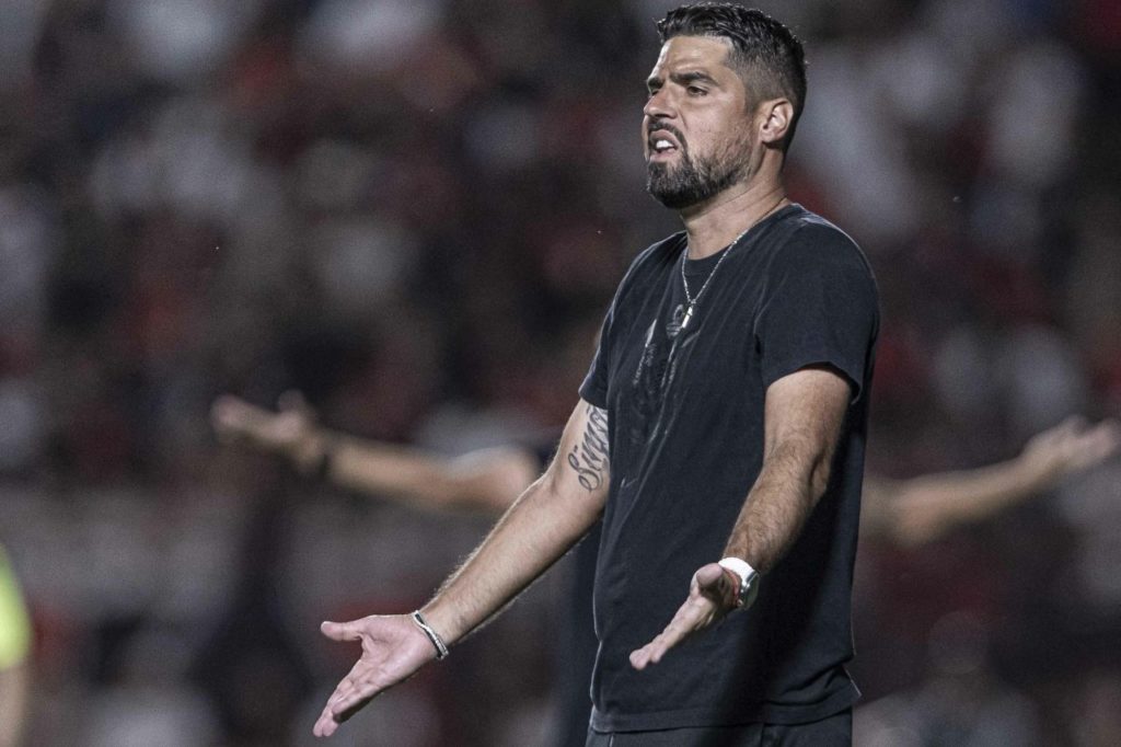 Antonio-Oliveira-treinador-Corinthians-alamy2XBDC2J Técnico António Oliveira no comando do Corinthians no Campeonato Brasileiro