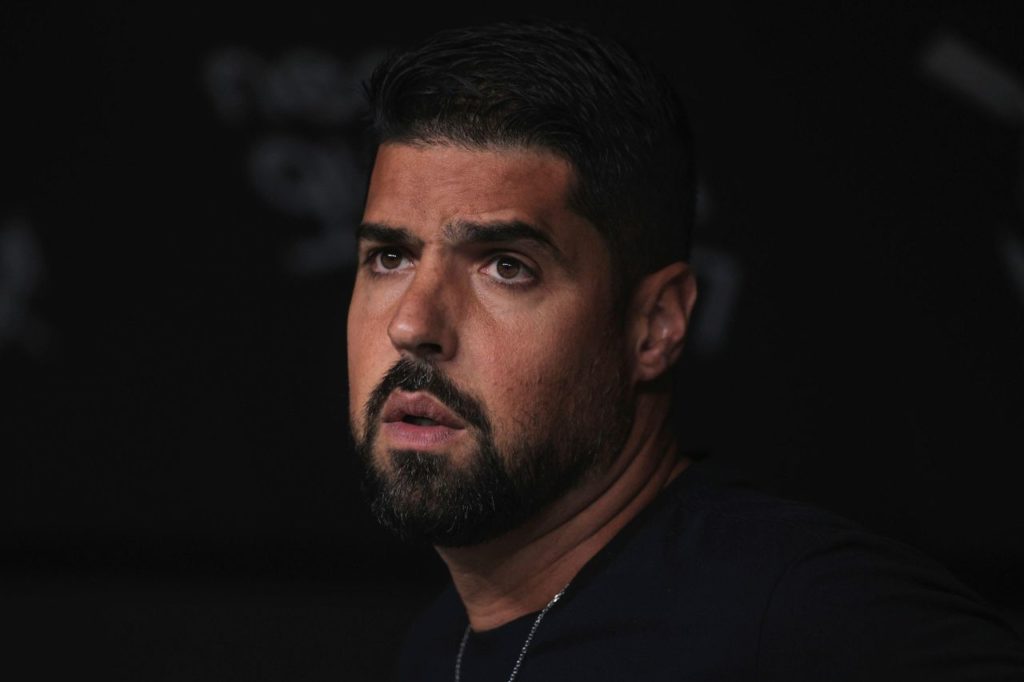 Antonio-Oliveira-treinador-Corinthians-alamy2XEAB58 Técnico António Oliveira em jogo do Corinthians no Brasileiro