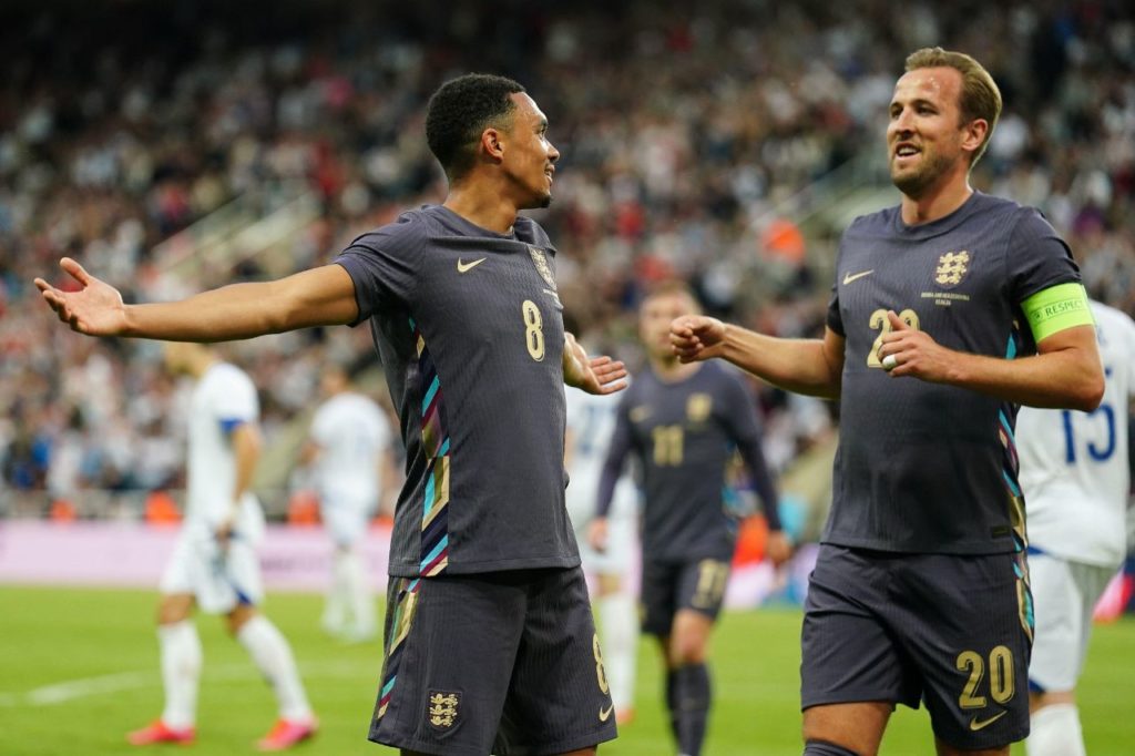 Arnold-Harry-Kane-Inglaterra-comemoração-alamy2XA15FF Harry Kane comemora gol com Arnold na vitória da Inglaterra em amistoso