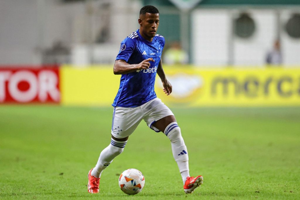 Arthur-Gomes-Cruzeiro-jogo-alamy2X6Y9YY O ponta-esquerda Arthur Gomes em ação pelo Cruzeiro no Brasileirão