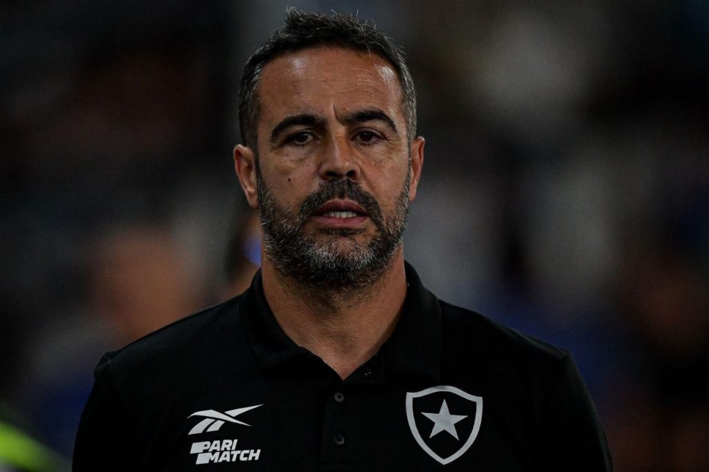 Artur-Jorge-Botafogo-alamy2XBD9YG Técnico Artur Jorge no comando do Botafogo em jogo do Brasileirão