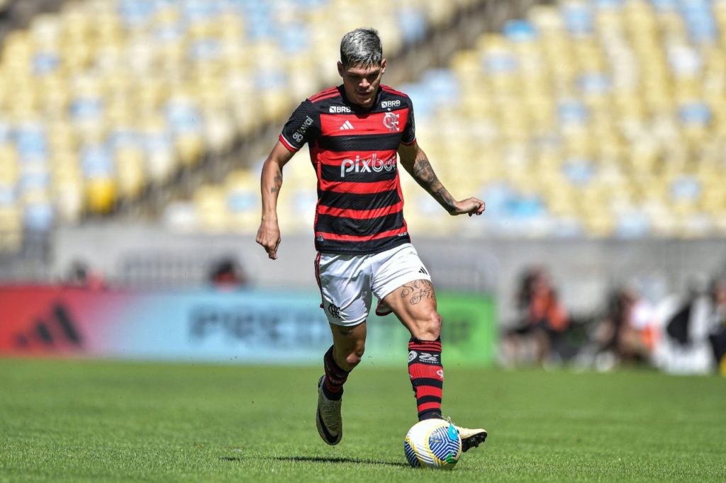 Ayrton-Lucas-Flamengo-jogo-alamy2X3RA2P Lateral Ayrton Lucas em ação pelo Flamengo