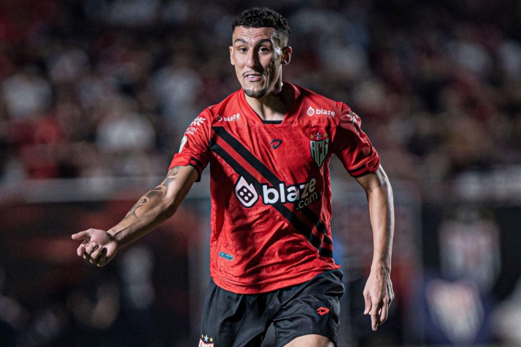Baralhas-Atlético-GO-jogo-alamy2XEEY29 Volante Gabriel Baralhas desfalca o Atlético-GO no duelo com o Galo