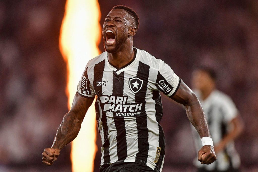 Bastos-Botafogo-comemora-gol-alamy2XD2102 Zagueiro Bastos marca o gol do Botafogo e comemora