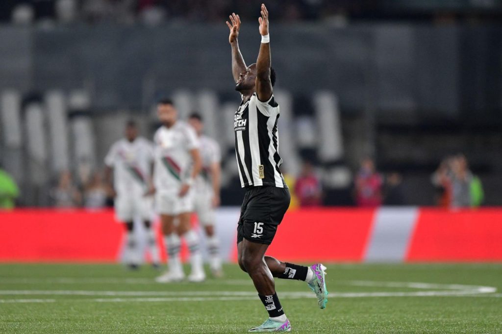 Bastos-Botafogo-gol-comemoração-alamy2XBDJJY Bastos comemora gol do Botafogo no clássico com o Fluminense